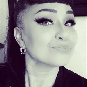 Meet your Posher, Claudia